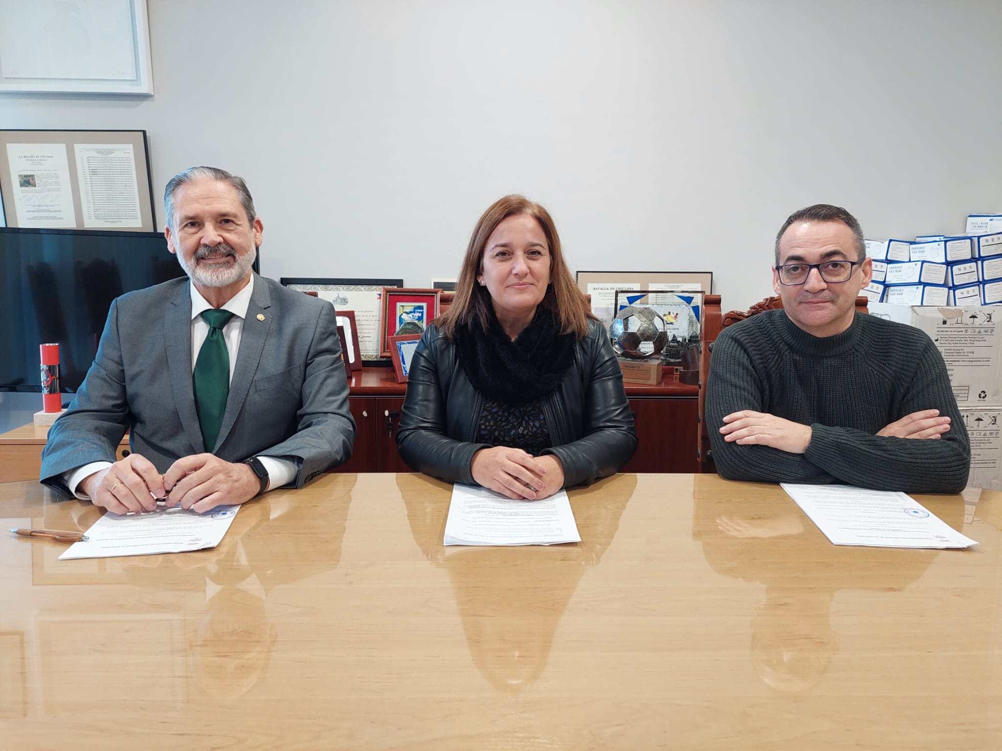 Ayuntamiento de Chiclana y Cáritas firman un doble convenio para la