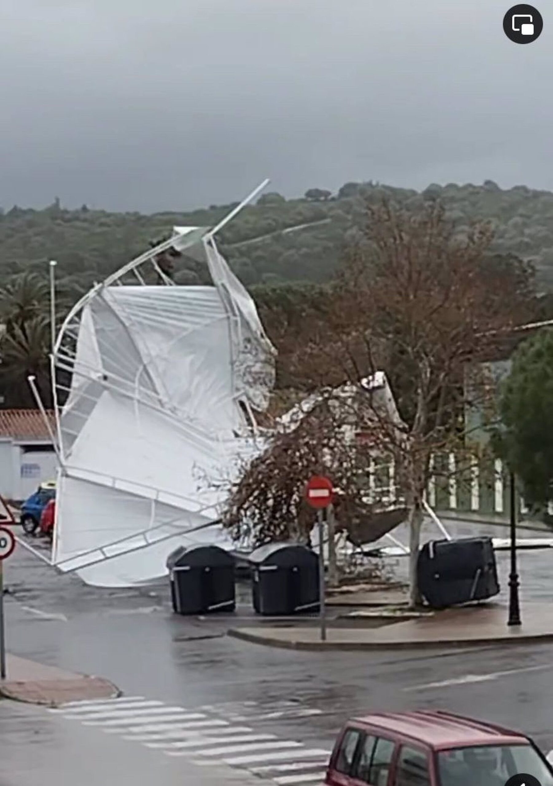 El Temporal De Viento Provoca El Derrumbe De La Carpa Para La Fiesta De