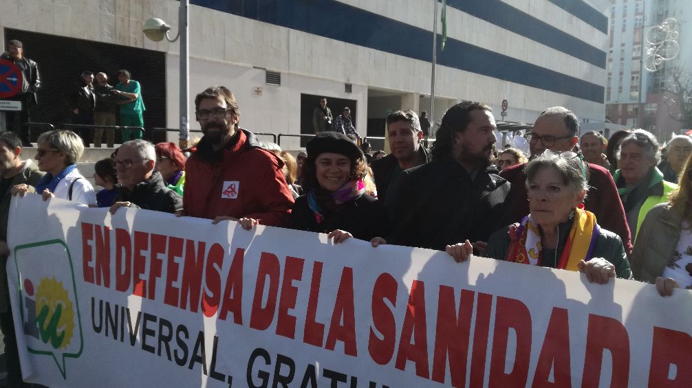 Carmen Álvarez, junto al coordinador provincial y miembros de IU Cádiz, en la manifestación de la Marea Blanca en enero