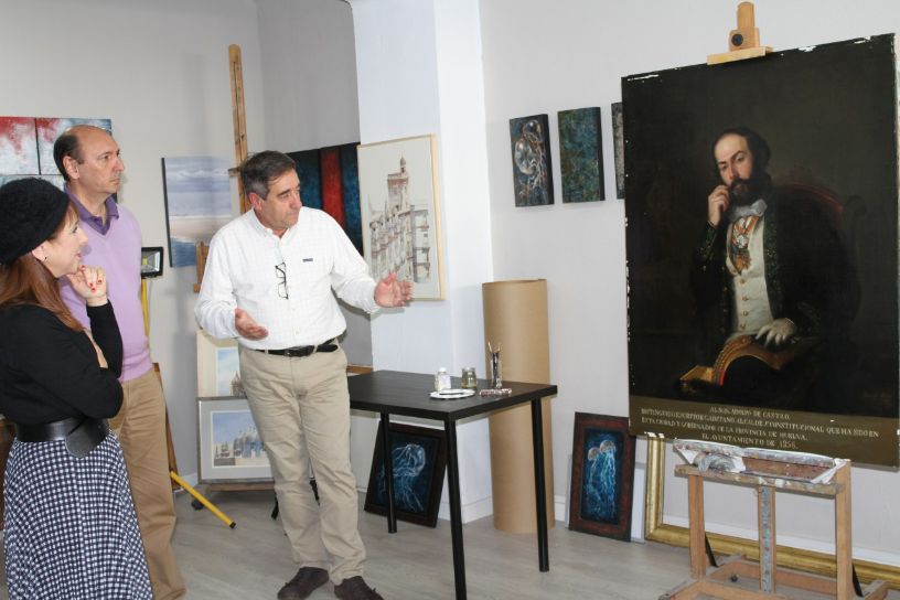 Monte Mures contempla el cuadro ‘Retrato al óleo de D. Adolfo de Castro y  Rossi’