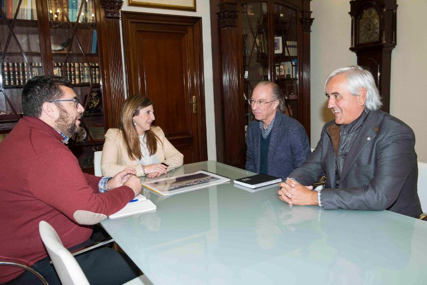 Irene García y Jaime Armario con representantes de Grupo Q