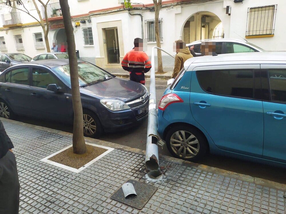 Farola caída en la calle García de Sola