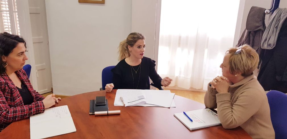 Ana Mestre y Carmen Sánchez con la representante de la Asociación de Escuelas Infantiles Unidas Cádiz