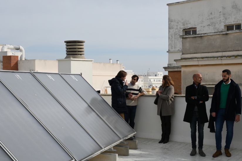 Mario Fernández comprueba la instalación de placas solares