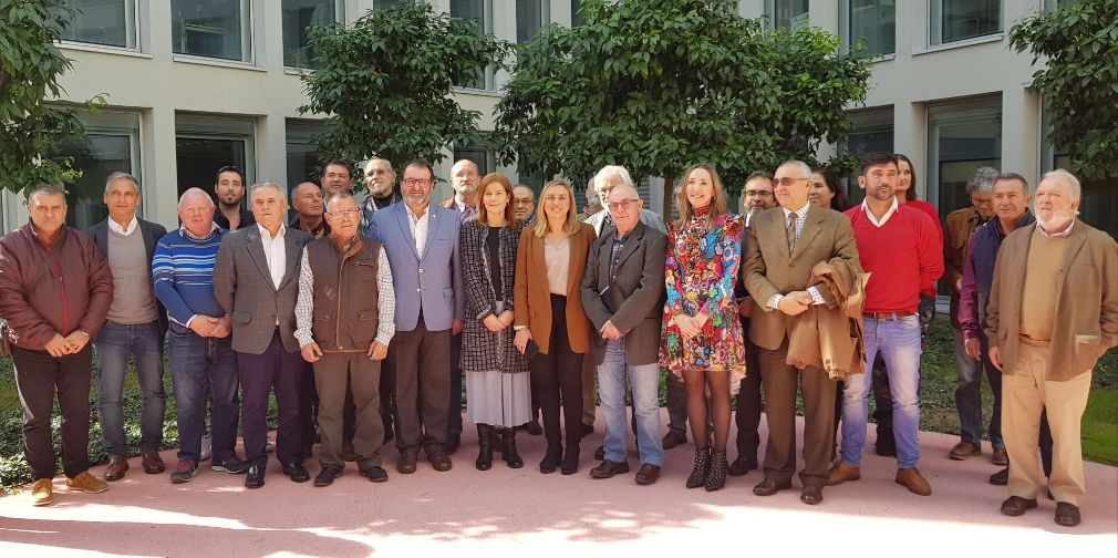 Marifrán Carazo con los representantes de las asociaciones de afectados por viviendas irregulares