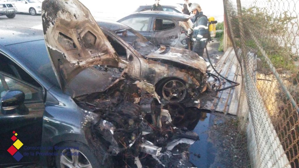 Estado en el que han quedado los vehículos afectados por el incendio en Valcárcel