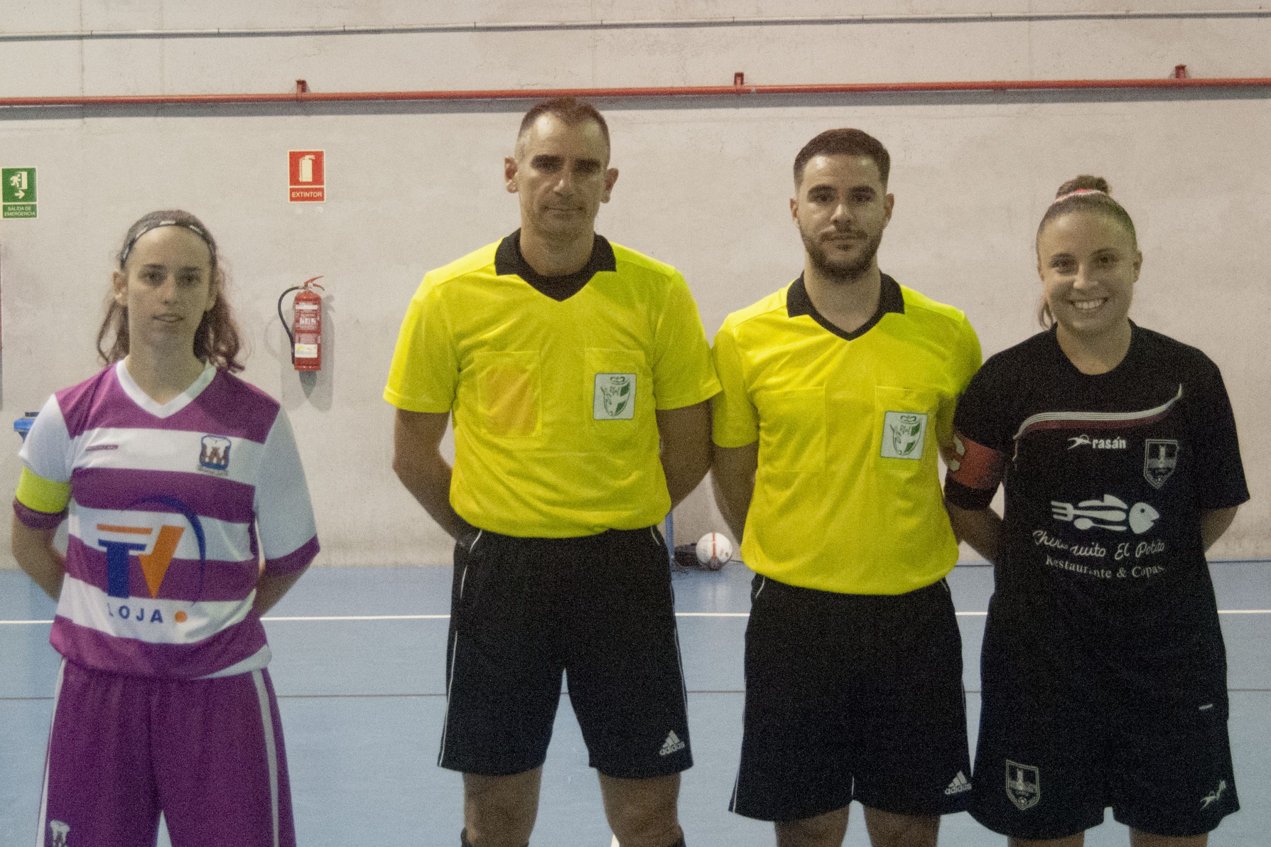 Juan José Cordero, segundo por la izquierda, antes de arbitrar un partido entre el Cádiz FS y el CD Loja el pasado mes de noviembre