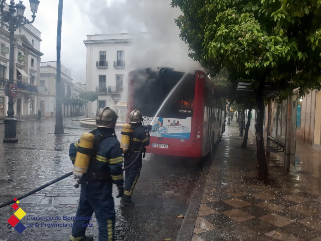 Autobús incendiado en Jerez