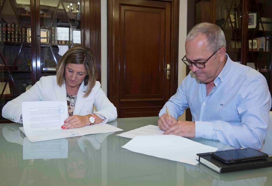 Irene Garcia firma el convenio con Nicolas Fernandez