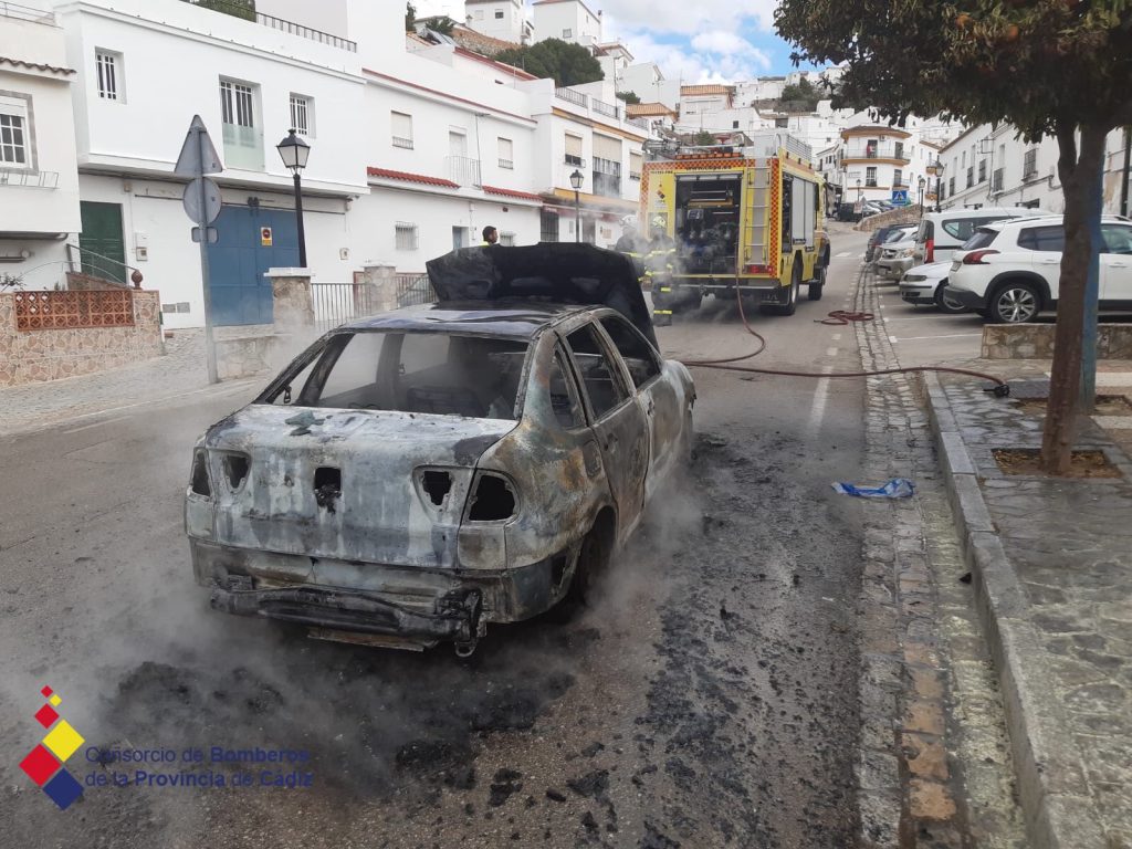 Vehículo incendiado en Alcalá de los Gazules