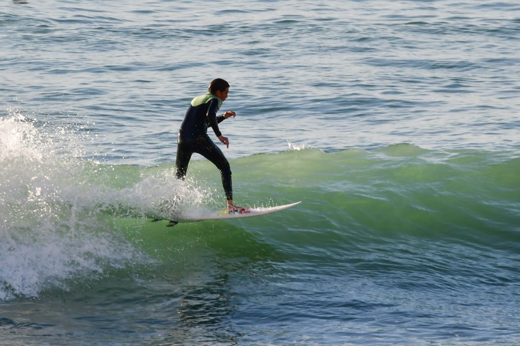 Un deportista practica surf en Santa María del Mar