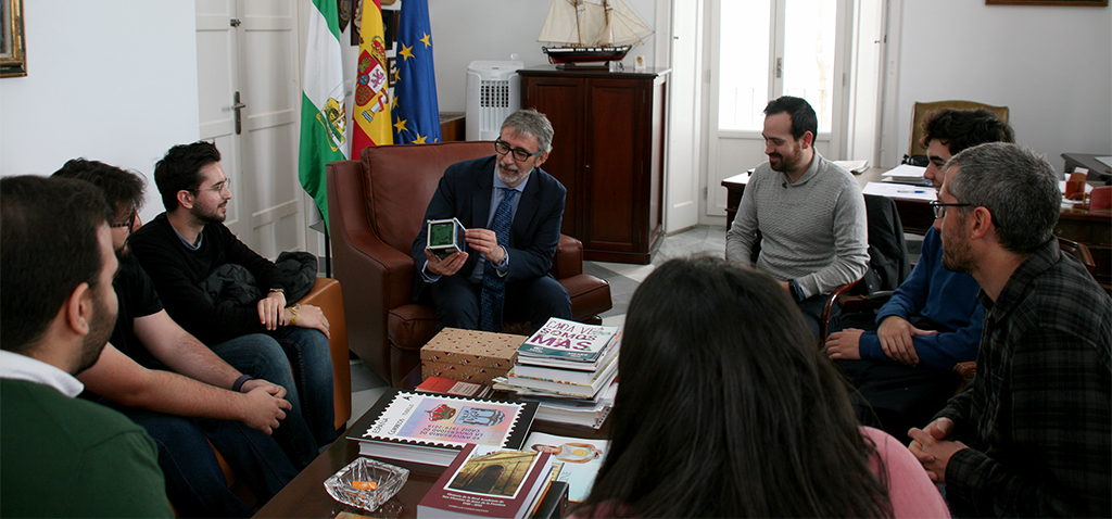 El rector. Francisco Piniella, contempla el nanosatélite junto a miembros del equipo