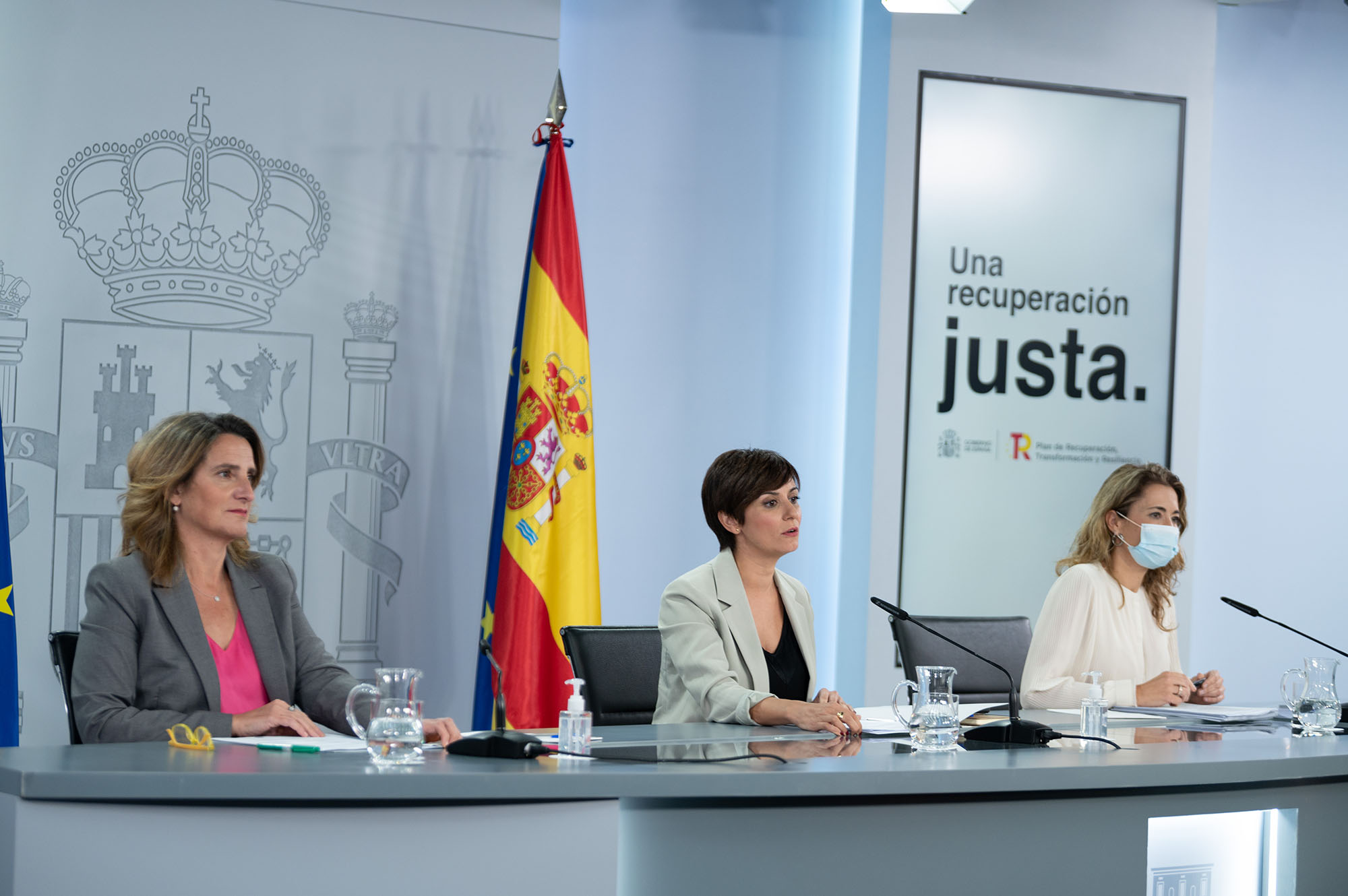 La vicepresidenta tercera del Gobierno y ministra para la Transición Ecológica y el Reto Demográfico, Teresa Ribera, La ministra de Política Territorial y portavoz del Gobierno, Isabel Rodríguez, y la ministra de Transportes, Movilidad y Agenda Urbana, Raquel Sánchez, durante la rueda de prensa posterior al Consejo de Ministros.