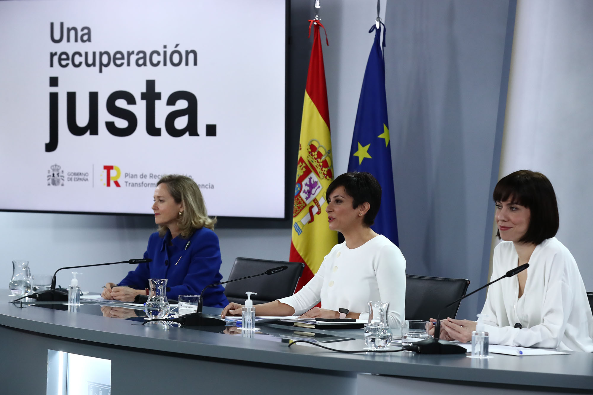 La ministra de Política Territorial y portavoz del Gobierno, Isabel Rodríguez, la vicepresidenta primera y ministra de Asuntos Económicos y Transformación Digital, Nadia Calviño, y la ministra de Ciencia e Innovación, Diana Morant, comparecen ante los medios de comunicación, en la rueda de prensa posterior al Consejo de Ministros