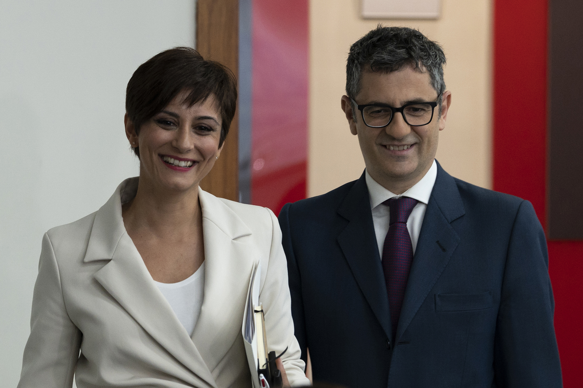 La ministra de Política Territorial y portavoz del Gobierno, Isabel Rodríguez, y el ministro de la Presidencia, Relaciones con las Cortes y Memoria Democrática, Félix Bolaños, llegan a la rueda de prensa posterior al Consejo de Ministros.