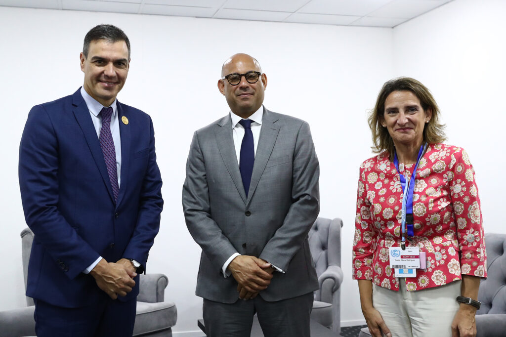 El presidente del Gobierno, Pedro Sánchez, acompañado por la vicepresidenta tercera y ministra para la Transición Ecológica y el Reto Demográfico, Teresa Ribera, mantiene un encuentro con el secretario ejecutivo de la UNFCCC, Simon Stiell.