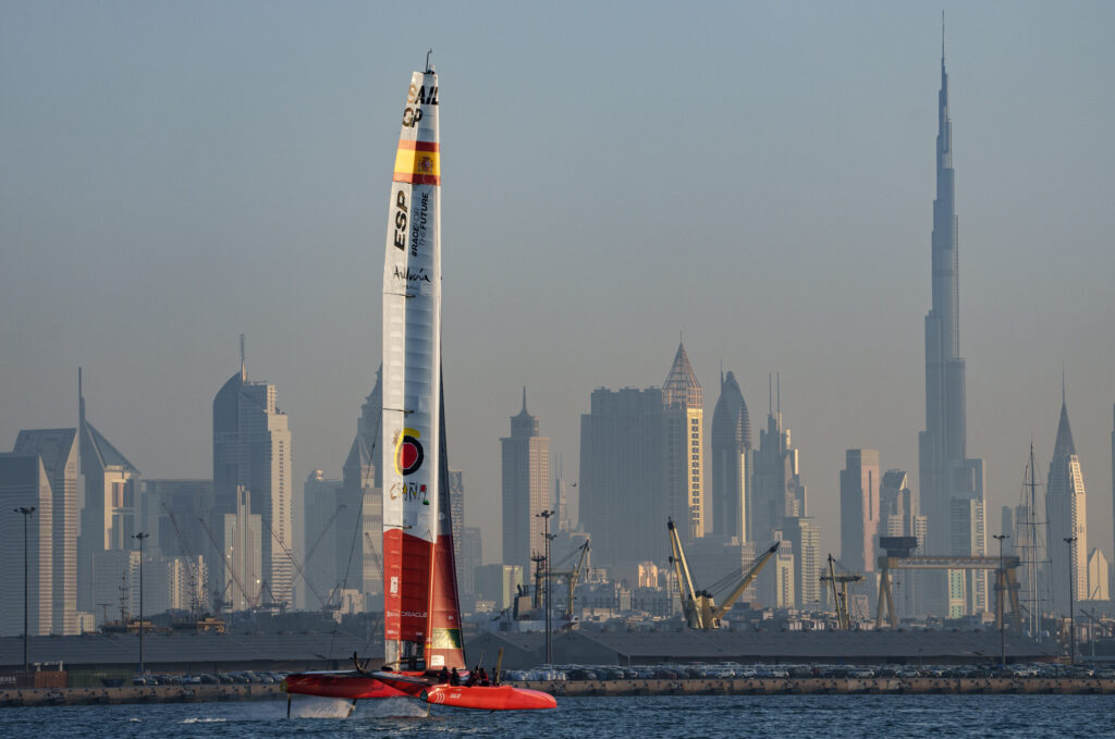 El equipo Spain SailGP dirigido por Jordi Xammar practica antes del Dubai Sail Grand Prix presentado por P&O Marinas en Dubai, Emiratos Árabes Unidos