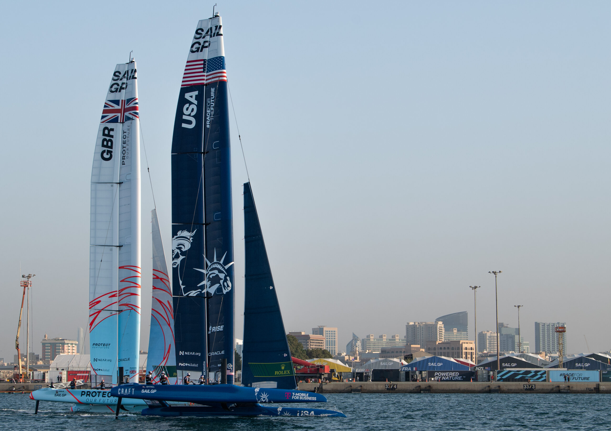 El equipo USA SailGP dirigido por Jimmy Spithill y el equipo Great Britain SailGP dirigido por Ben Ainslie navegan juntos durante la carrera final en el día 1 de la carrera del Dubai Sail Grand Prix presentado por P&O Marinas en Dubai, Emiratos Árabes Unidos