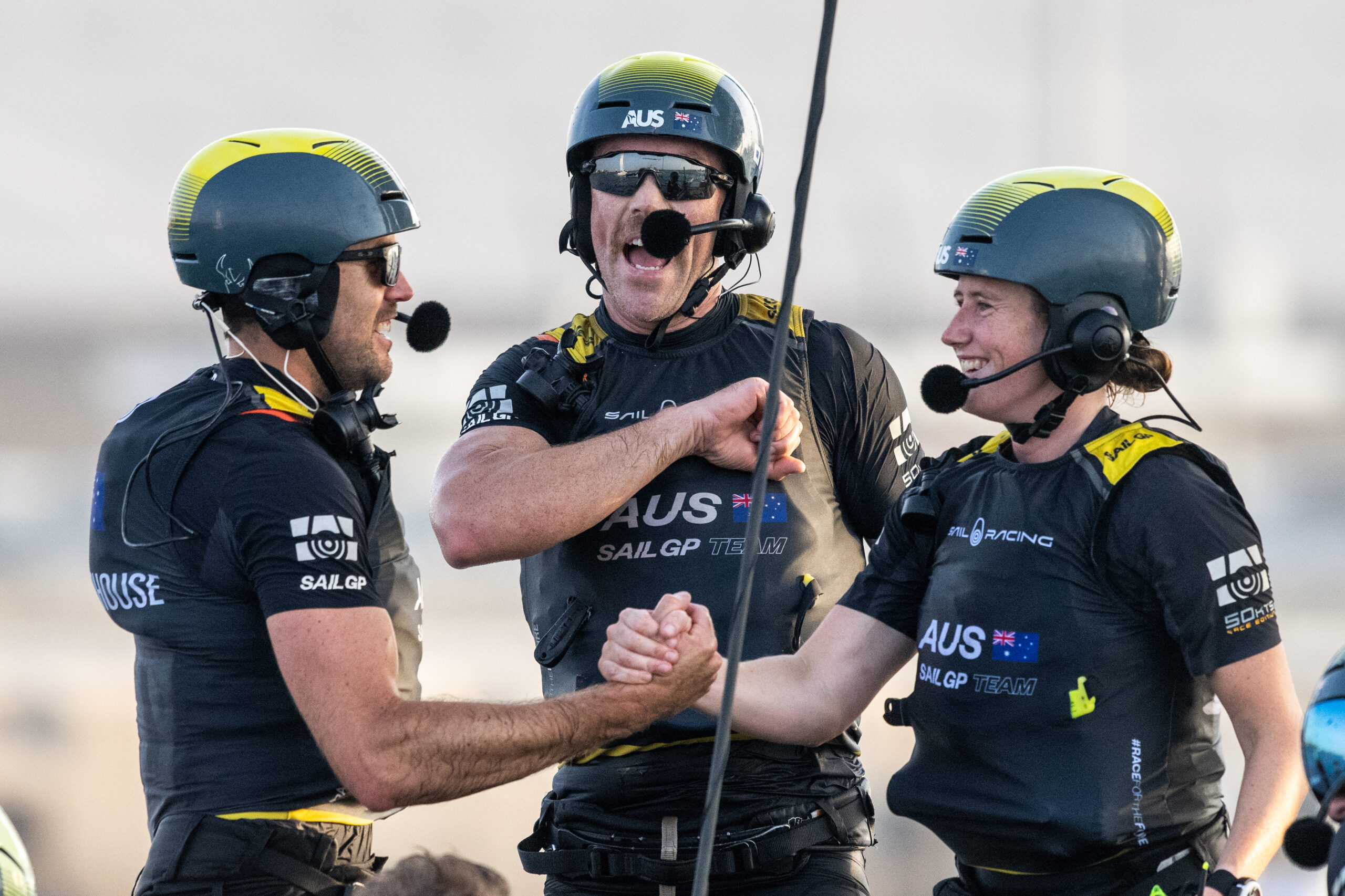 Kinley Fowler, grinder del Australia SailGP Team, Jason Waterhouse, controlador de vuelo y táctico del Australia SailGP Team, y Lucy Copeland, estratega del Australia SailGP Team, celebran haber ganado el Dubai Sail Grand Prix presentado por P&O Marinas en Dubai, Emiratos Árabes Unidos