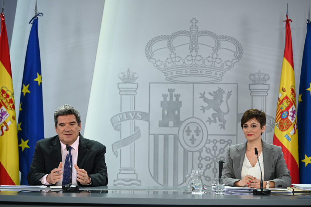 El ministro de Inclusión, Seguridad Social y Migraciones, José Luis Escrivá, y la ministra de Política Territorial y portavoz del Gobierno, Isabel Rodríguez, comparecen en la rueda de prensa