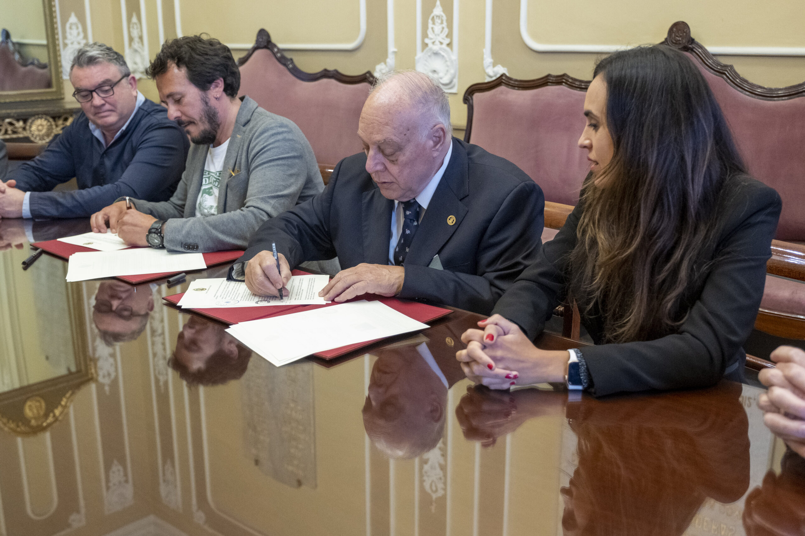 21042023-firma convenio cátedra de flamencología-033