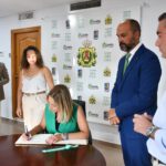 Almudena Martínez firma en el Libro de Honor del Ayuntamiento de Los Barrios