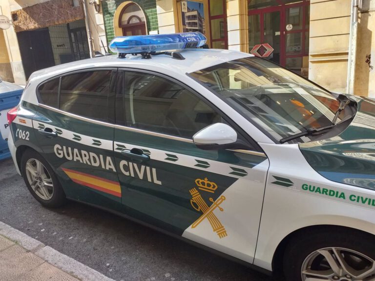 Detenida una pareja por robar más de 50.000 euros de las cajas fuerte de una vivienda de Los Barrios Detenida una pareja por robar más de 50.000 euros de las cajas fuerte de una vivienda de Los Barrios