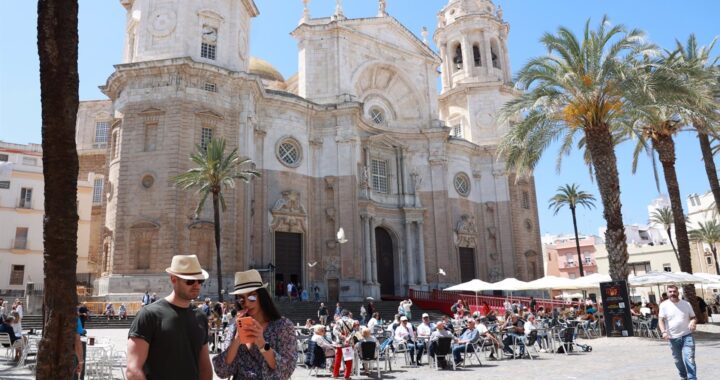 Más de 8.000 turistas llegan este jueves a Cádiz al coincidir dos cruceros en el puerto
