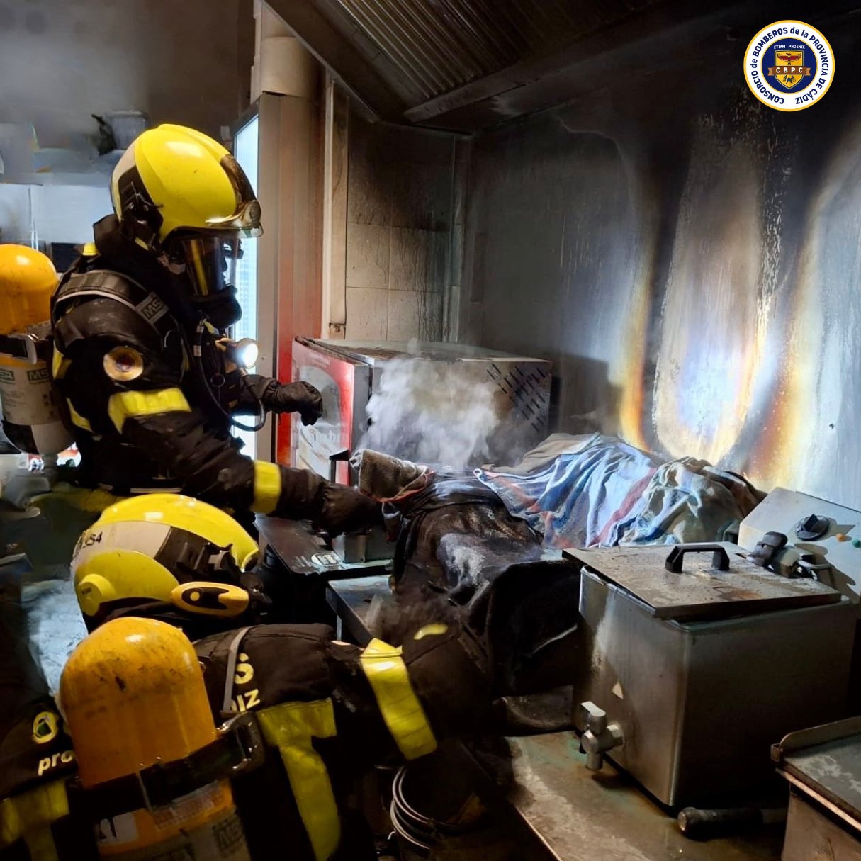 Incendio en la cocina de un local en el Pinar de Don Jesús en Chiclana ...