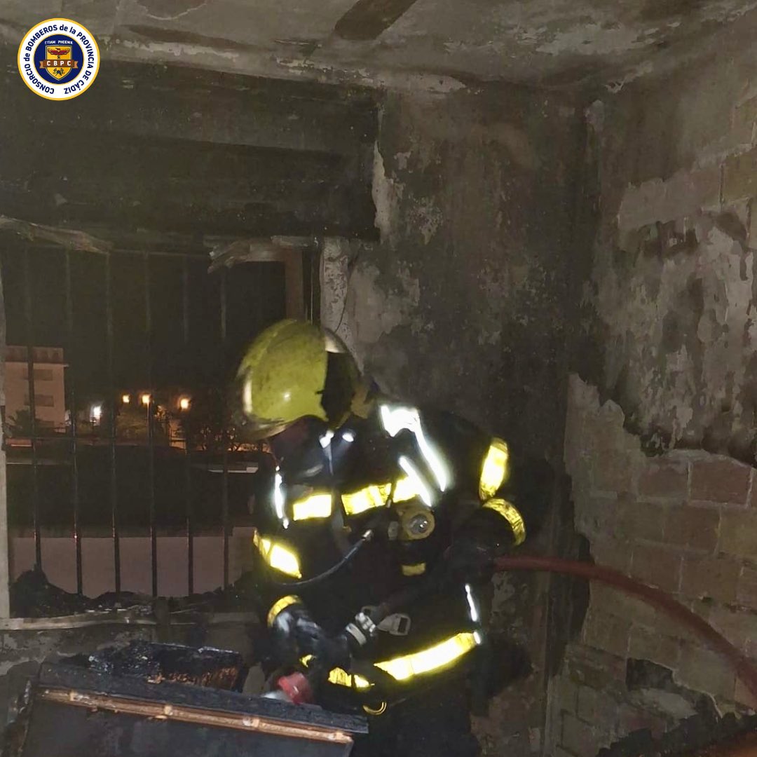 Una mujer resulta afectada por humo en un incendio en una vivienda de ...