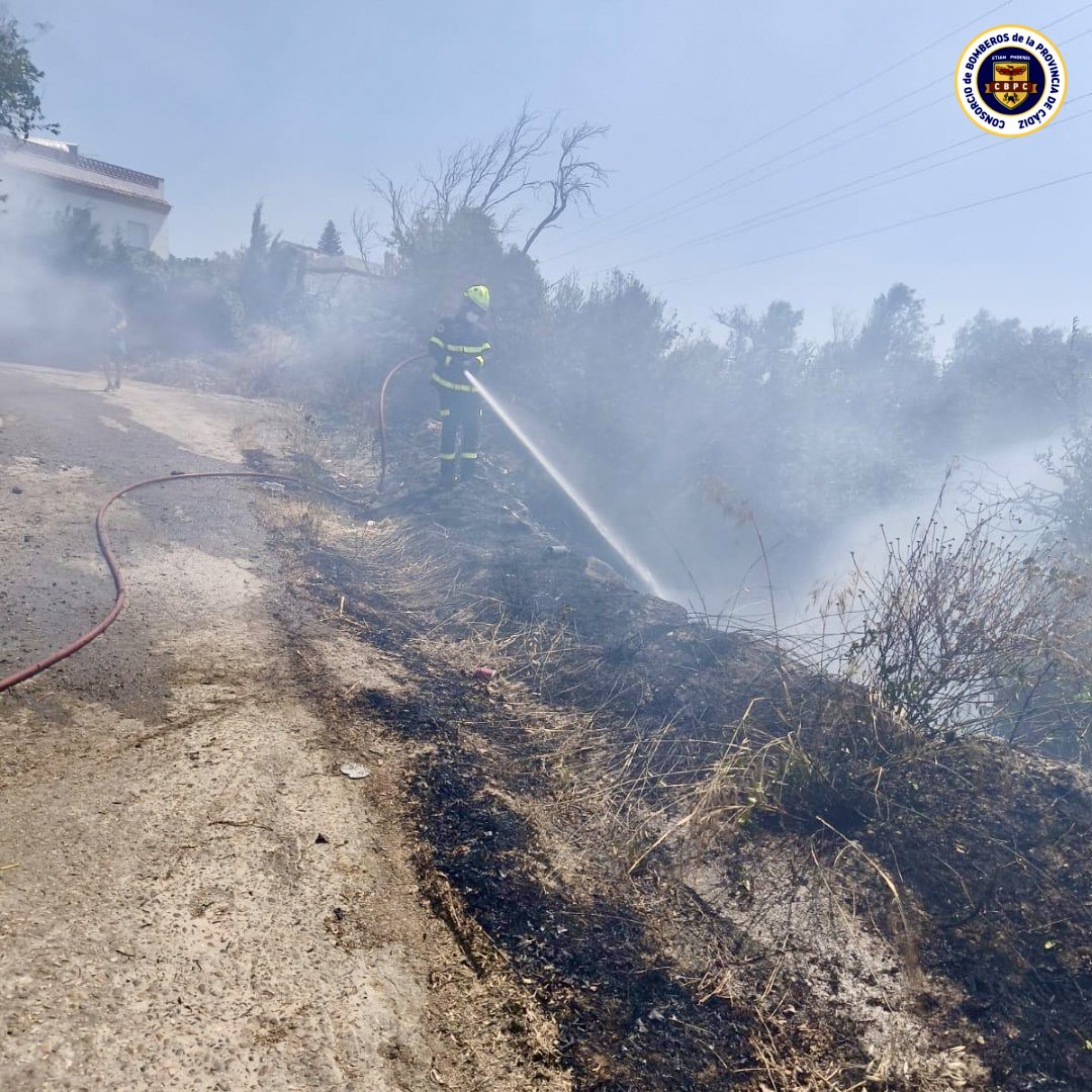 Controlado un incendio de matorral en la Hijuela del Pinto, junto a la ...