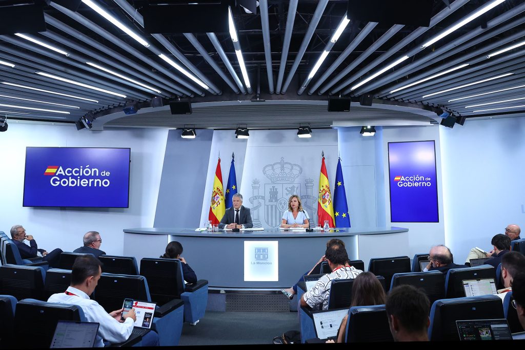 El ministro del Interior, Fernando Grande-Marlaska, y la ministra de Educación y Formación Profesional y Deportes, y portavoz del Gobierno, Pilar Alegría, durante la rueda de prensa posterior al Consejo de Ministros. | Pool Moncloa/Fernando Calvo. La Moncloa, Madrid - 26.8.2025