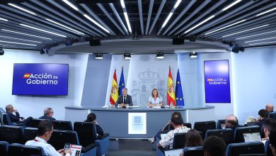 El ministro del Interior, Fernando Grande-Marlaska, y la ministra de Educación y Formación Profesional y Deportes, y portavoz del Gobierno, Pilar Alegría, durante la rueda de prensa posterior al Consejo de Ministros. | Pool Moncloa/Fernando Calvo. La Moncloa, Madrid - 26.8.2025
