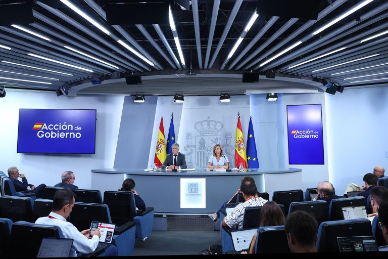 El ministro del Interior, Fernando Grande-Marlaska, y la ministra de Educación y Formación Profesional y Deportes, y portavoz del Gobierno, Pilar Alegría, durante la rueda de prensa posterior al Consejo de Ministros. | Pool Moncloa/Fernando Calvo. La Moncloa, Madrid - 26.8.2025